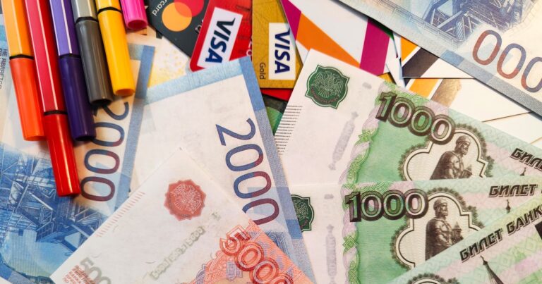 Credit cards and money representing unauthorised bank transaction claims in the UK